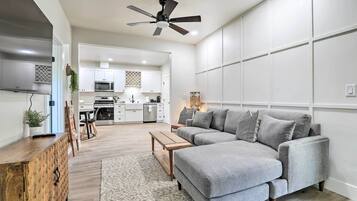 ํ์ฐ์ค (2 Bedrooms) | ๋ด๋ถ