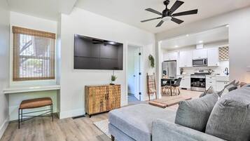 Televisión de pantalla plana y libros