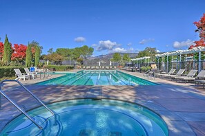 Outdoor pool - Bright & Airy Napa Condo W/patio on Golf Course! (Napa)