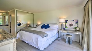 A bedroom with a bed, bedside table, desk, and chair. - Bright & Airy Napa Condo W/patio on Golf Course! (Napa)