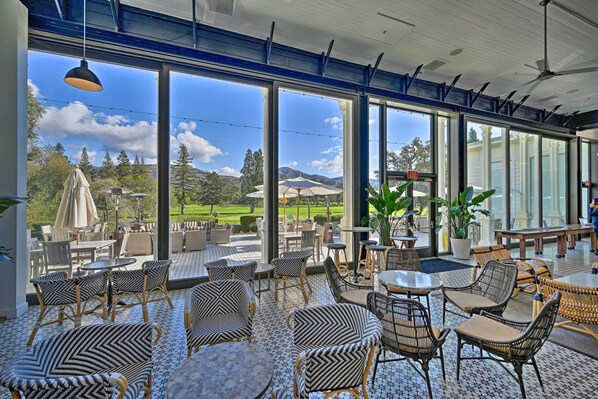 Dining - Bright & Airy Napa Condo W/patio on Golf Course! (Napa)