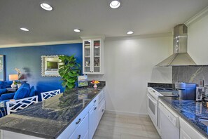 Departamento (1 Bedroom) | Cocina privada | Microondas, horno, parrilla de estufa y lavavajillas 