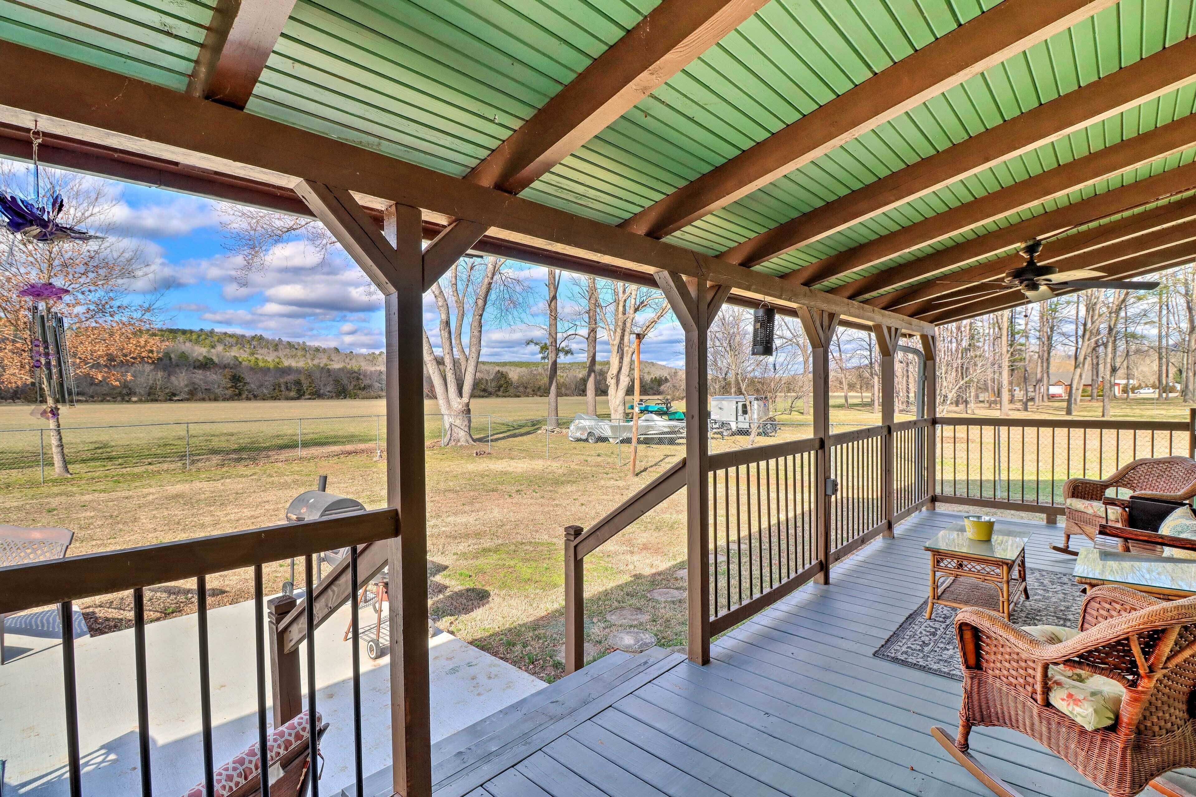 Charming Mountain View Cabin ~ 8 Mi to Dtwn!
