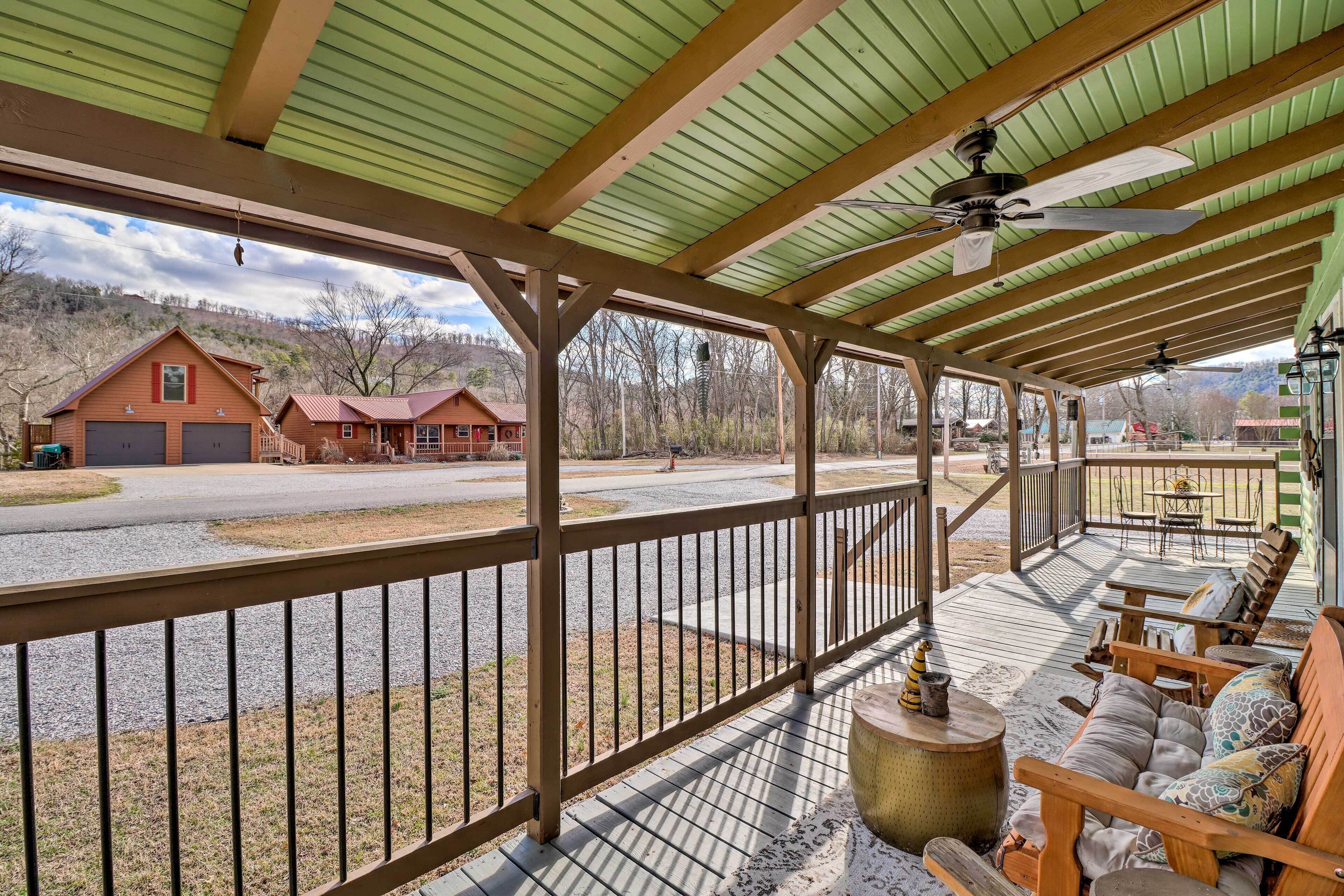 Charming Mountain View Cabin ~ 8 Mi to Dtwn!