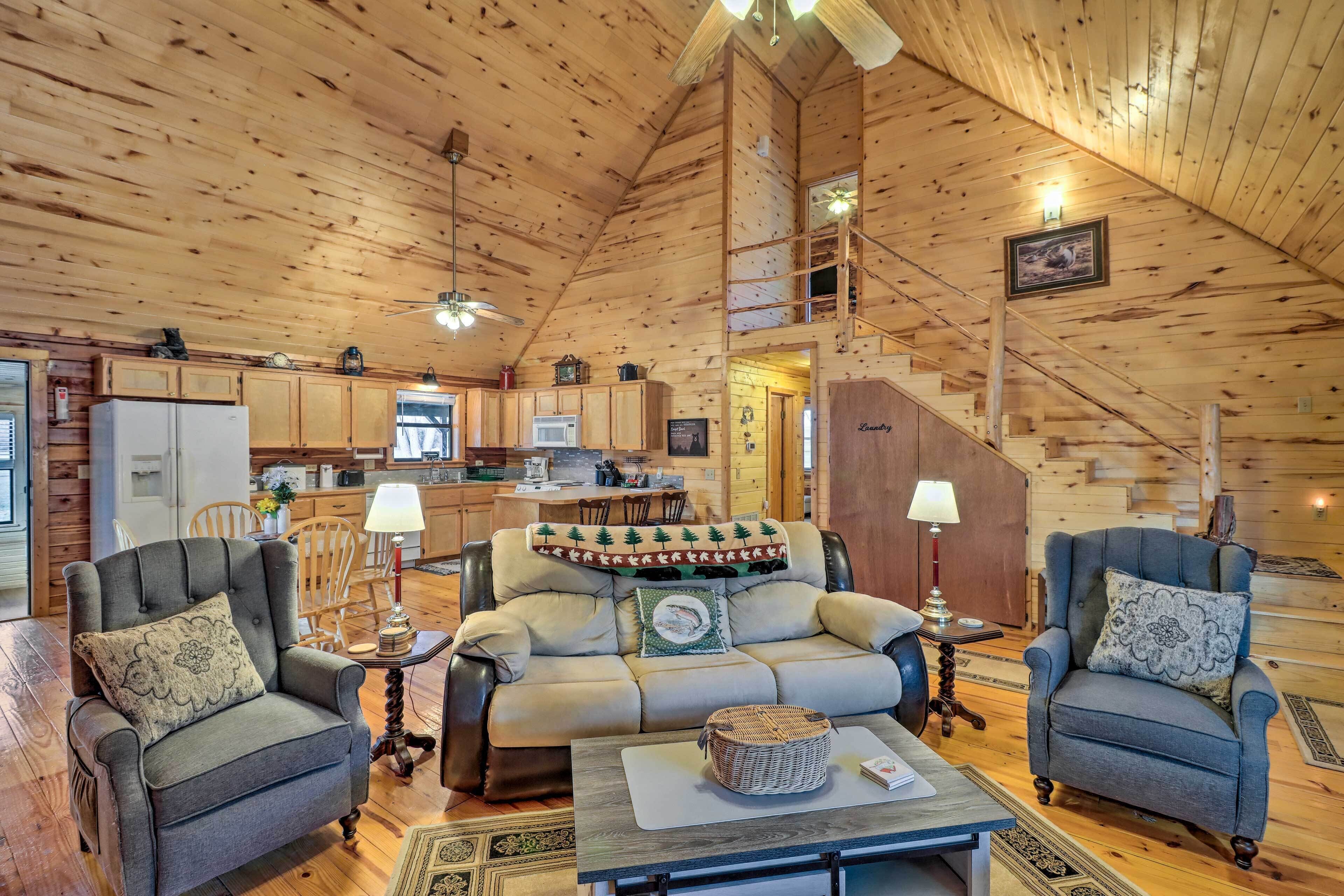 Charming Mountain View Cabin ~ 8 Mi to Dtwn!