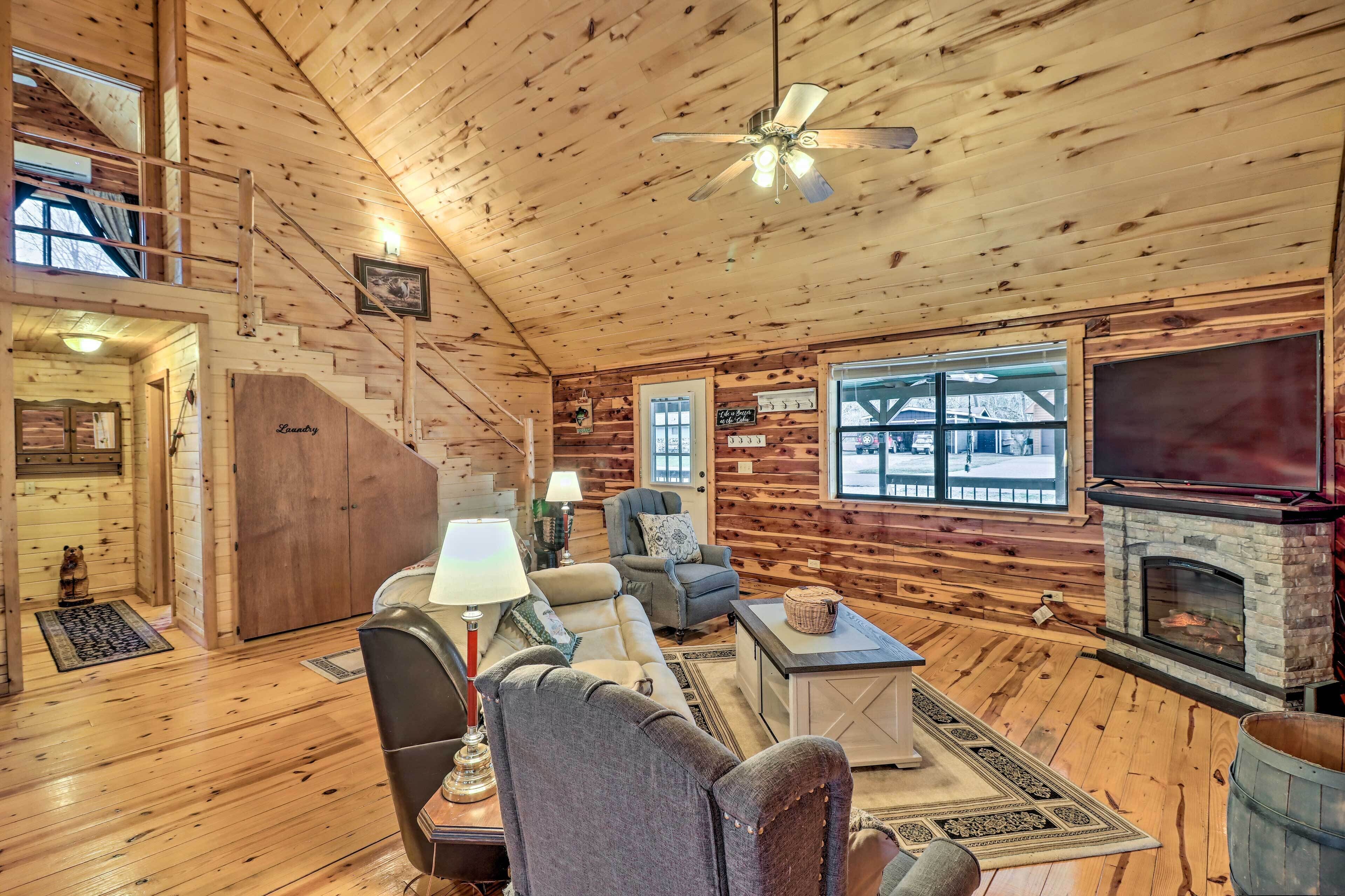 Charming Mountain View Cabin ~ 8 Mi to Dtwn!