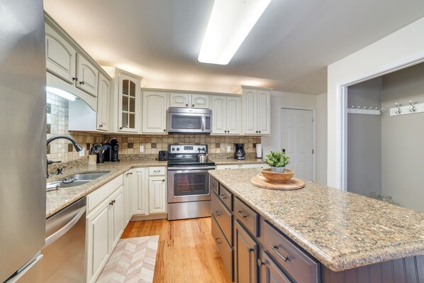 House (5 Bedrooms) | Interior - Cadiz Abode w/ Decks, Fire Pit, & Lake Access (Cadiz)