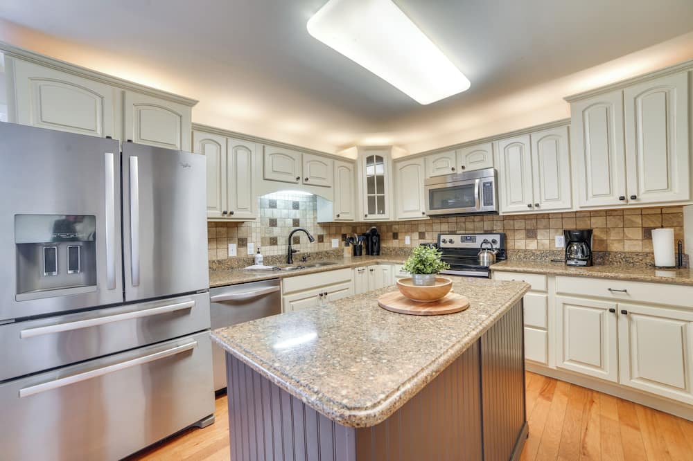 Cadiz Abode w/ Decks, Fire Pit, & Lake Access - Lake Barkley