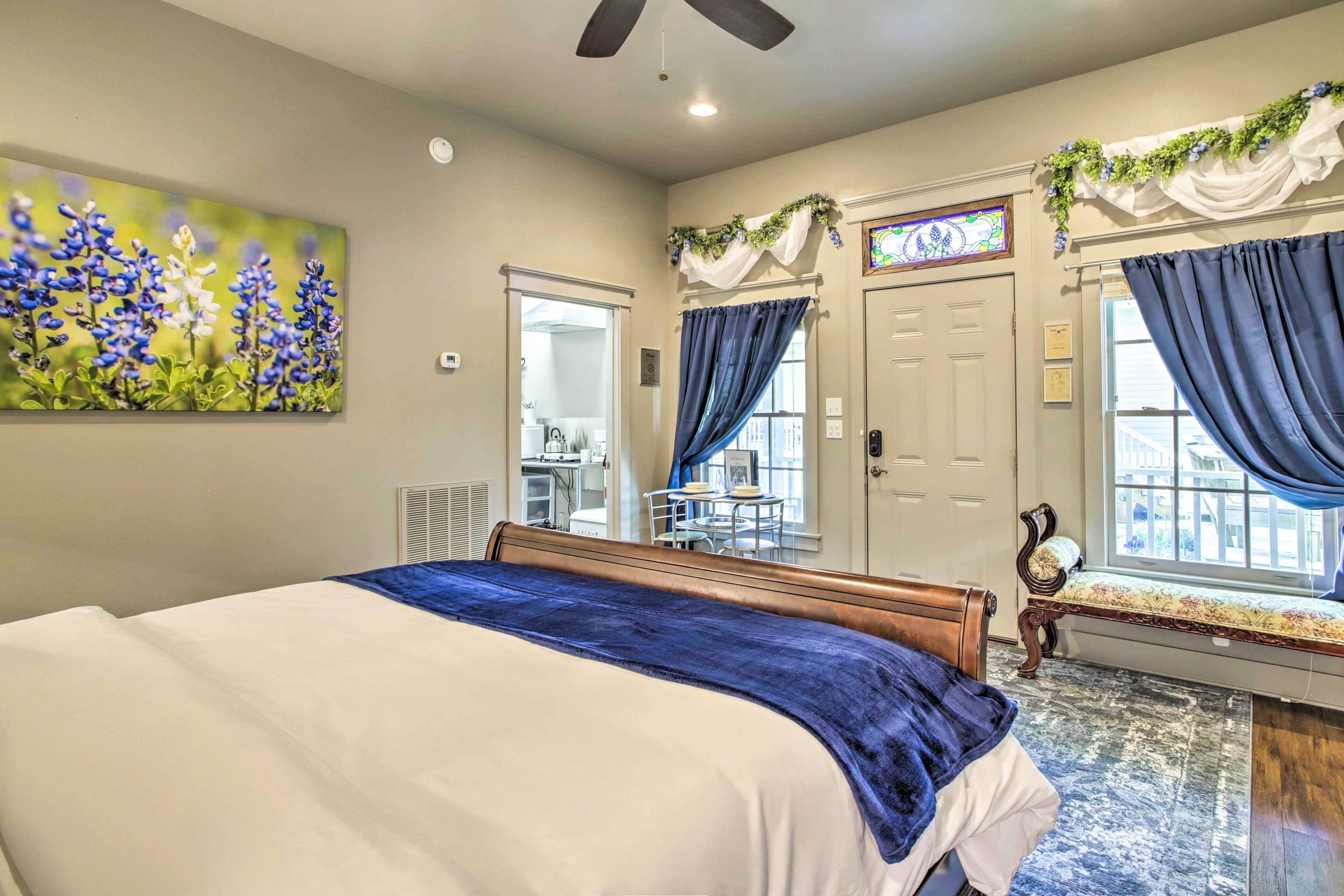 Chappell Hill Casita w/ Great Outdoor Space!