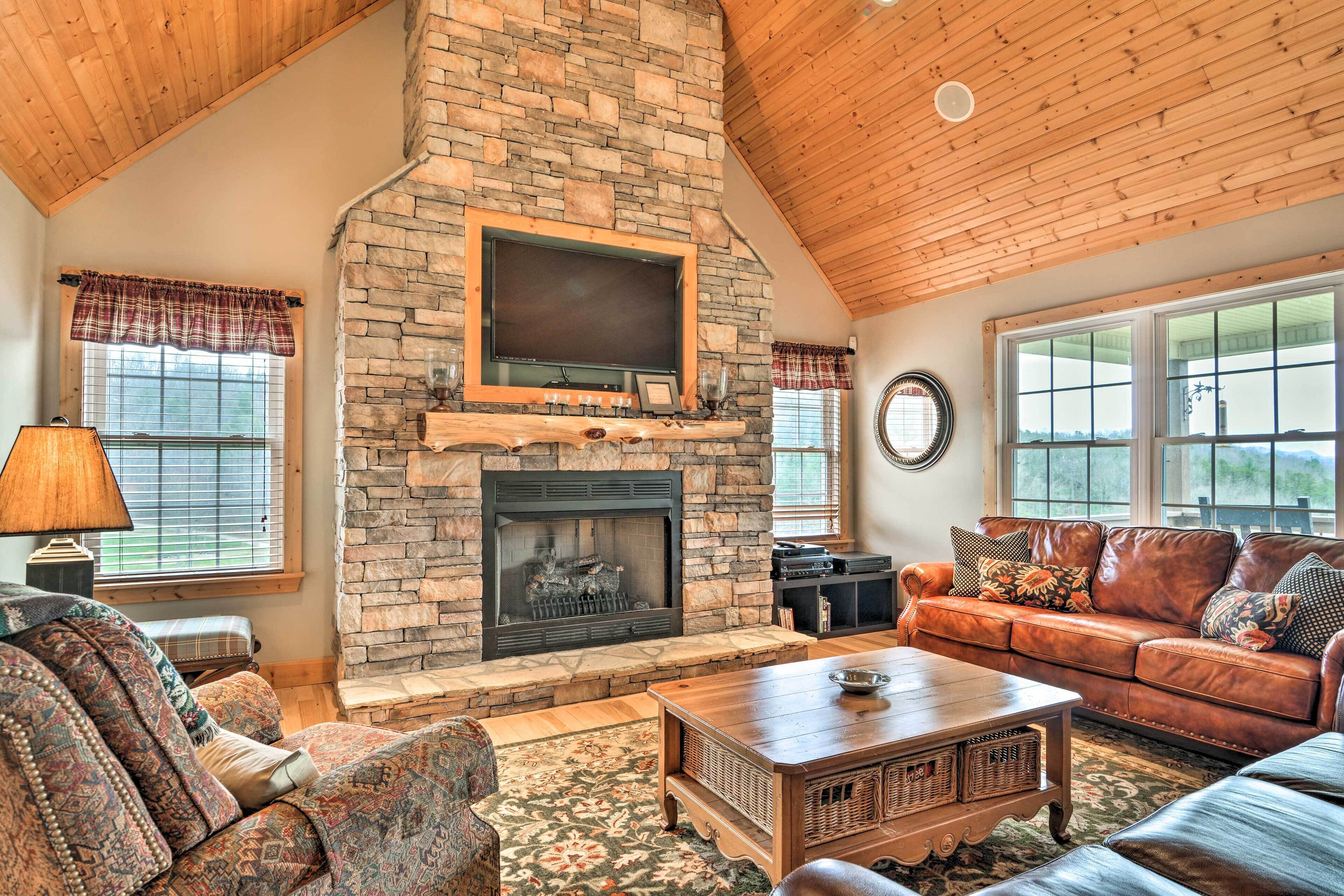 'buck Mountain Escape' w/ 2 Decks & Smoky Mtn View