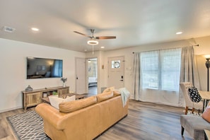 TV, books - Charming Mckinney Home, Close to Downtown! (McKinney)