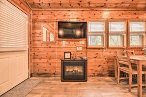 Interior - Charming New Bern Log Cabin - Pets Welcome! (New Bern)