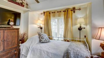 Apartment (0 Bedroom) | Iron/ironing board, bed sheets