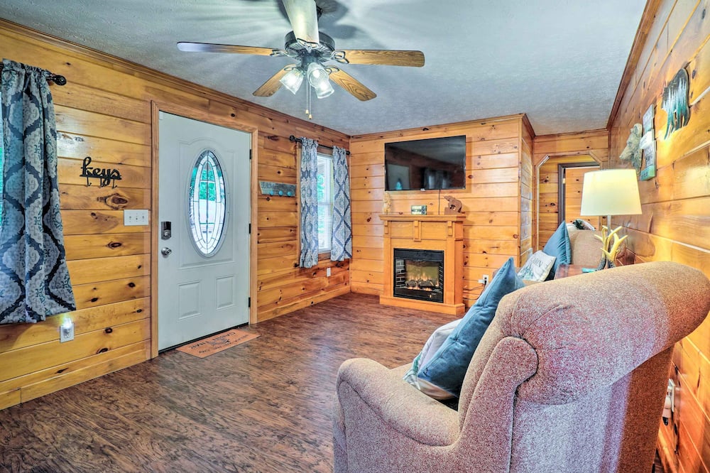 Charming Jamestown Cabin w/ Large Backyard! - Pall Mall, TN