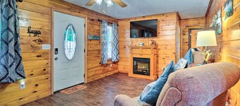 Charming Jamestown Cabin w/ Large Backyard!