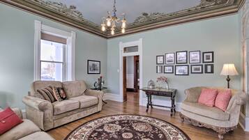 House (5 Bedrooms) | Interior