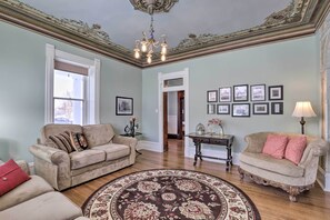 House (5 Bedrooms) | Interior