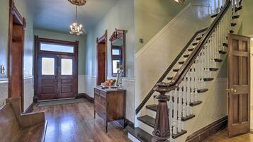 House (5 Bedrooms) | Interior