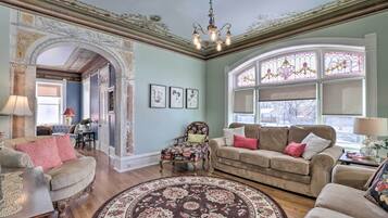 House (5 Bedrooms) | Front of property