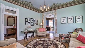 House (5 Bedrooms) | Interior