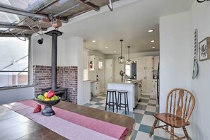 House (5 Bedrooms) | Interior - Charming Mt Pleasant Home in Historic Dtwn! (Mount Pleasant)