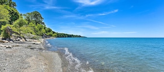 Charming Lake Erie Getaway: Walk to Beach!