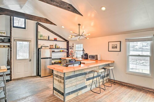 Chic Prattsville Studio w/ Private Hot Tub!