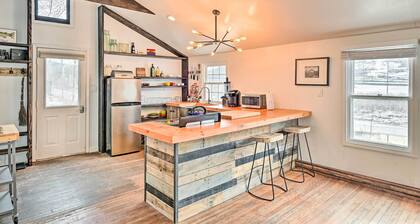 Chic Prattsville Studio w/ Private Hot Tub!