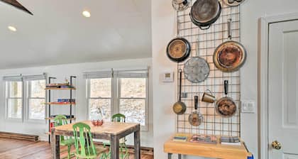 Chic Prattsville Studio w/ Private Hot Tub!