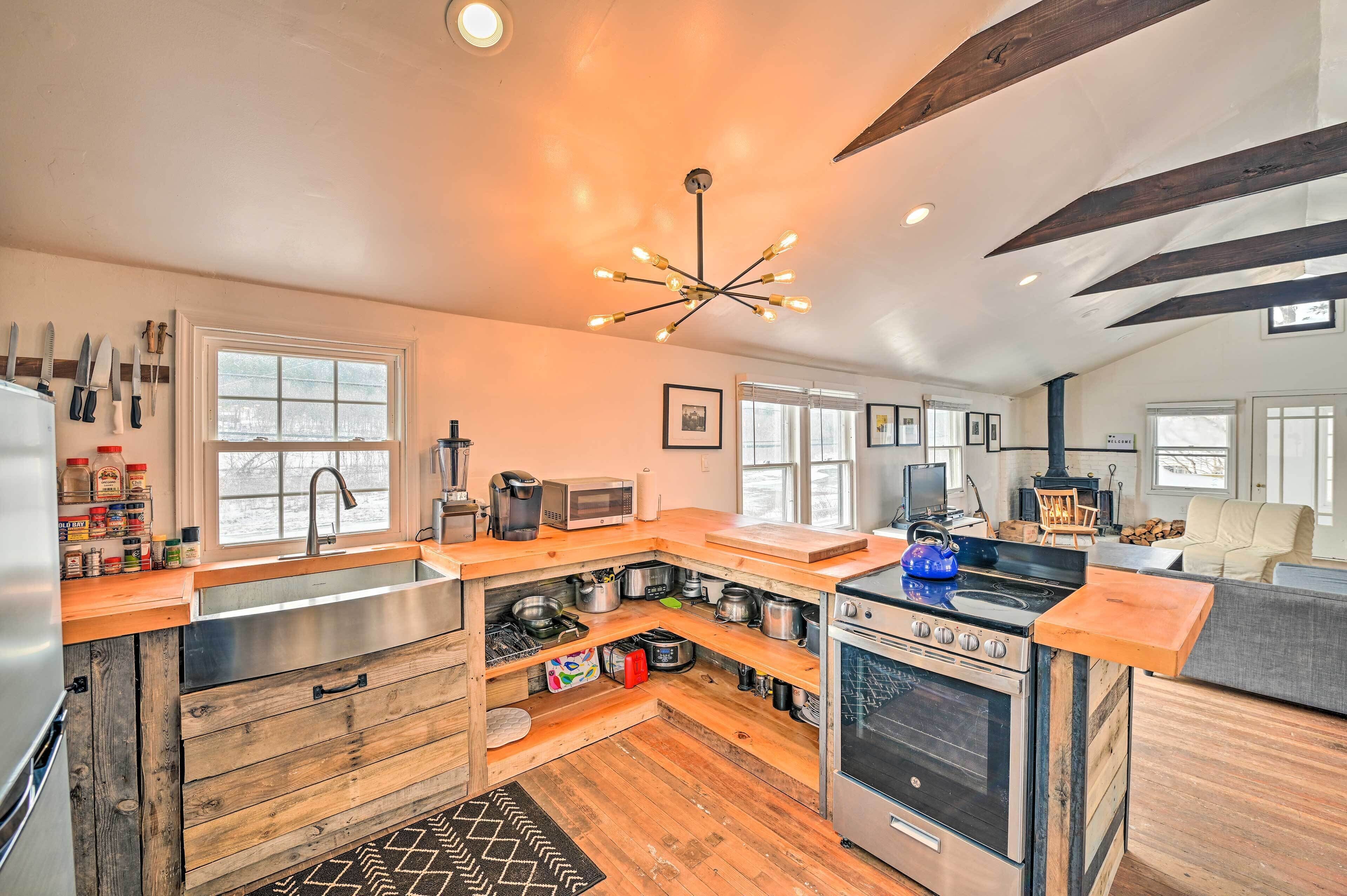 Chic Prattsville Studio w/ Private Hot Tub!