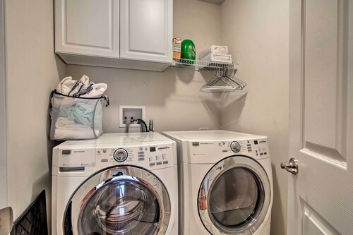 Great for Groups: Bayside Resort Home w/ Patio