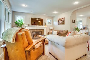A living room with a fireplace, a sofa, a chair, and a coffee table. - 'the Trailhouse at Serendipity' in Taylor Falls (Taylors Falls)