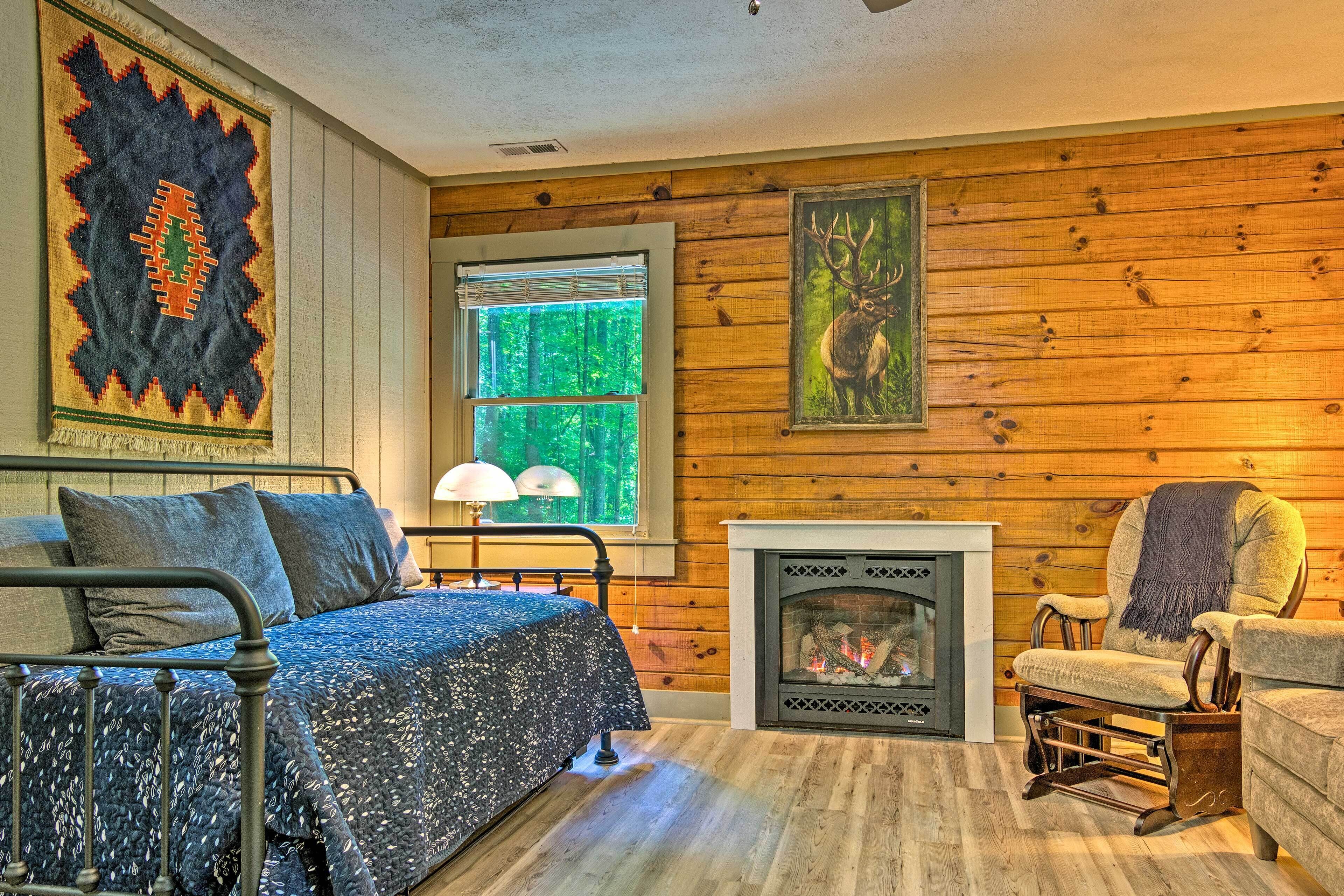 Charming Clyde Hideout w/ Porch & Gas Grill!