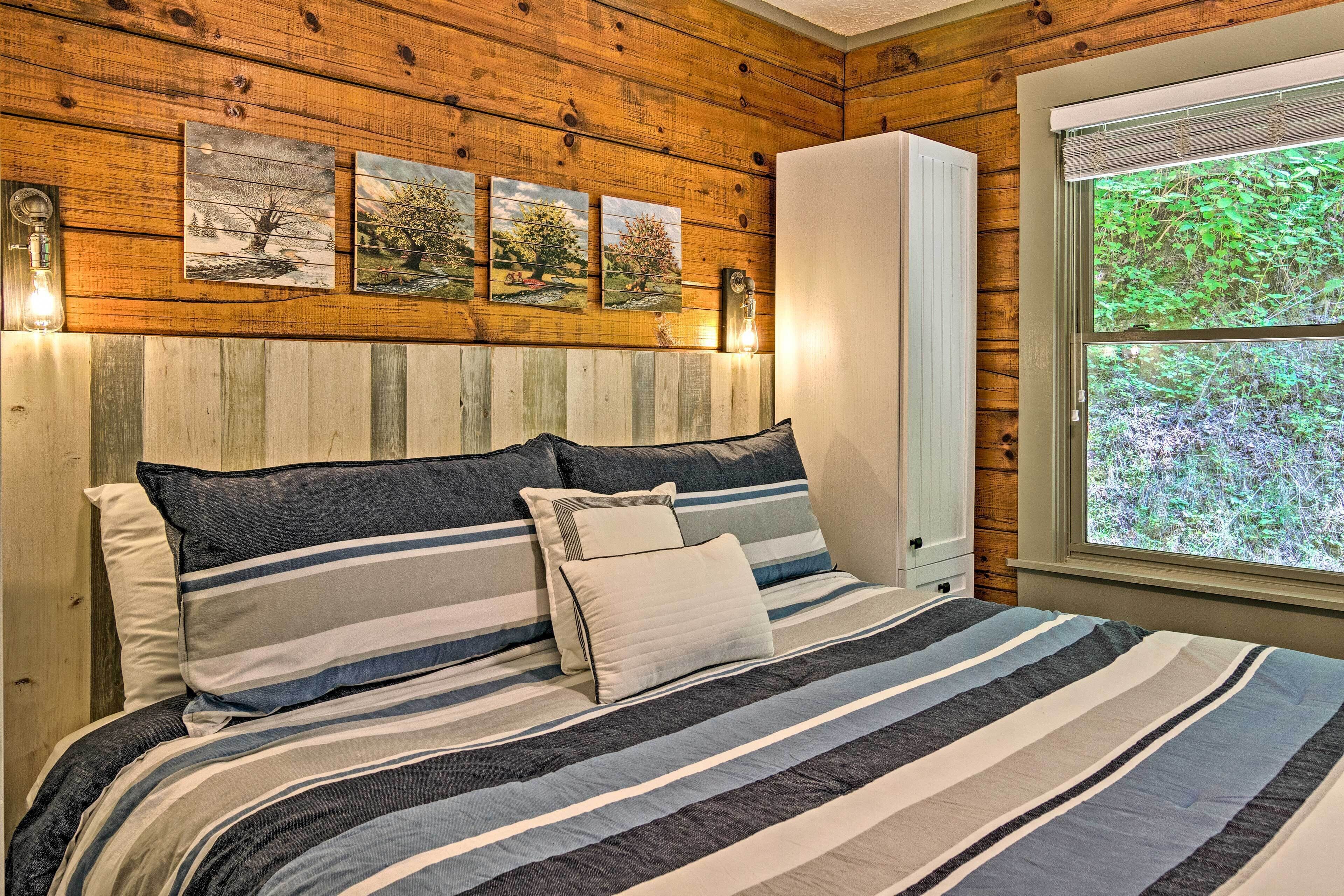 Charming Clyde Hideout w/ Porch & Gas Grill!