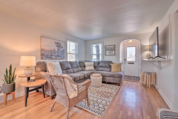 Cottage (1 Bedroom) | Area keluarga | TV dan buku