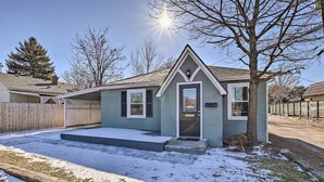 A single-story house with a front porch, a covered entryway, and a small front yard with snow. - Central Boise Home Near Bsu, 1 Mi to Dtwn! (Boise)