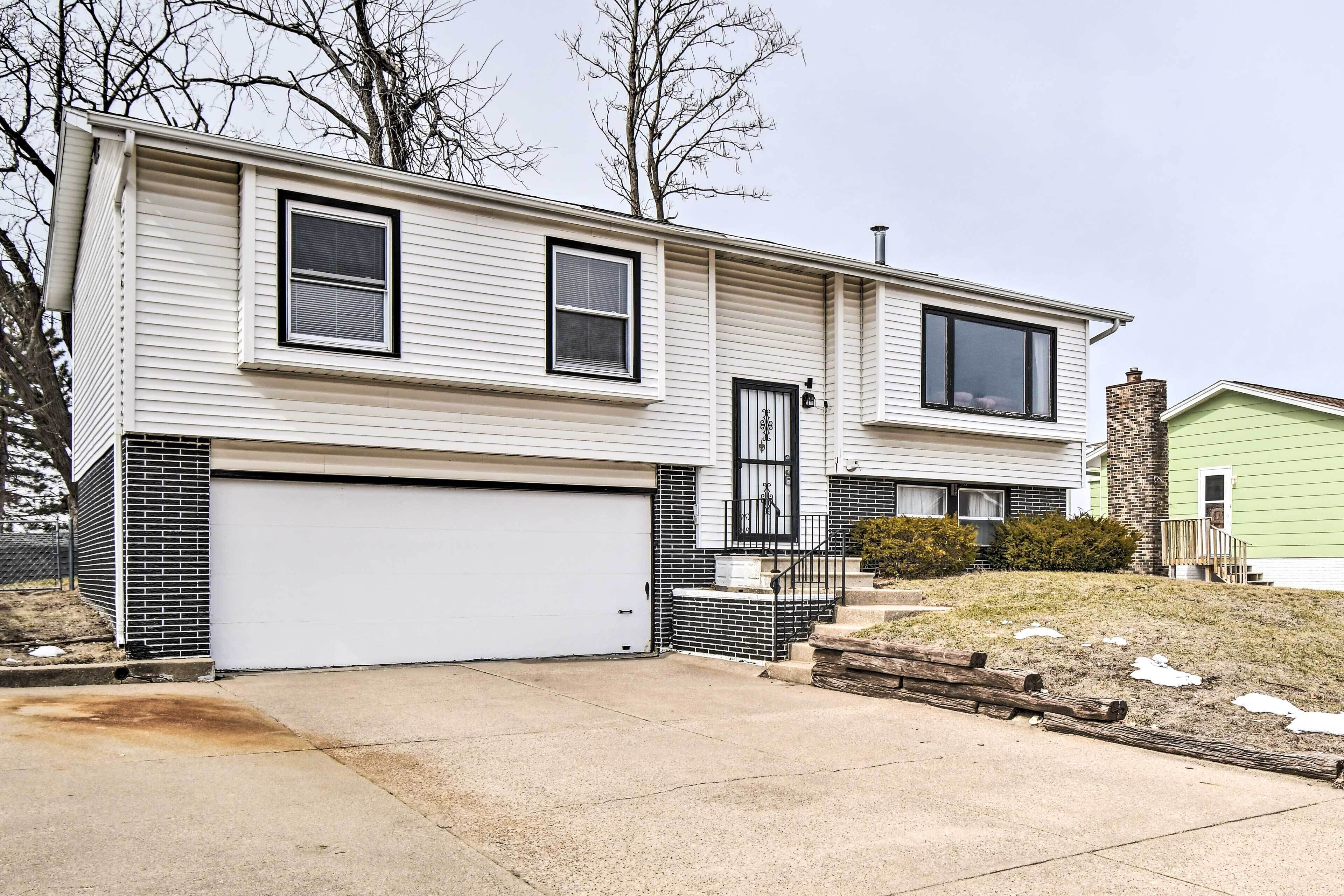 Cedar Rapids Rental w/ Yard ~ 6 Mi to Downtown!