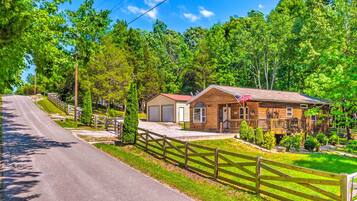 ููุฎ (2 Bedrooms) | ุงูู
ูุดุฃุฉ ู
ู ุงูุฏุงุฎู