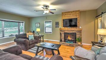 ููุฎ (2 Bedrooms) | ุงูู
ูุดุฃุฉ ู
ู ุงูุฏุงุฎู