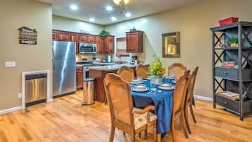 ููุฎ (2 Bedrooms) | ุงูู
ูุดุฃุฉ ู
ู ุงูุฏุงุฎู