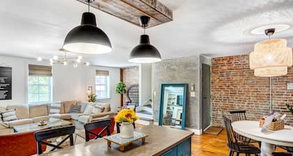 Chic Troy Home Near Downtown, 9 Mi to Albany!