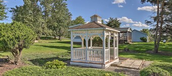 Charming Burdett Home With Grill, Gazebo + Yard