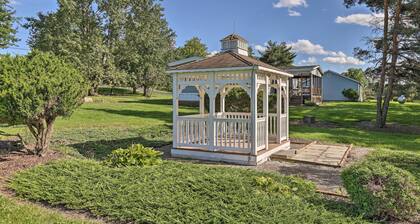 Charming Burdett Home With Grill, Gazebo + Yard