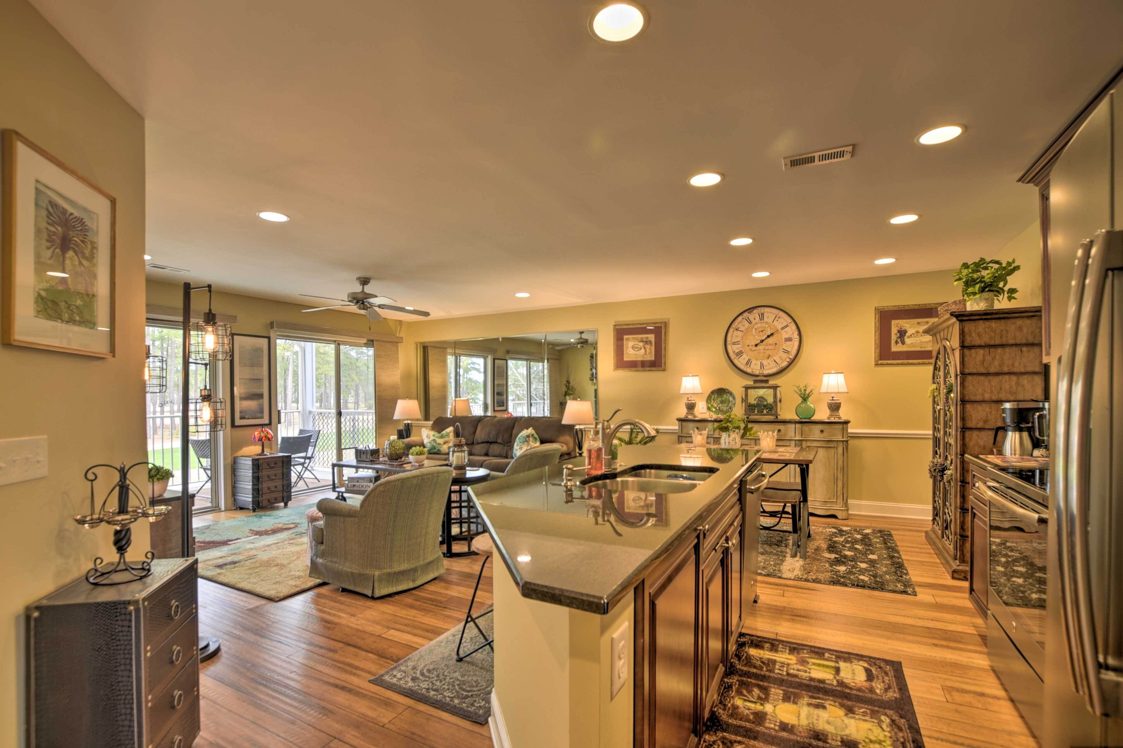 Calabash Condo w/ Large Balcony & Pool Access