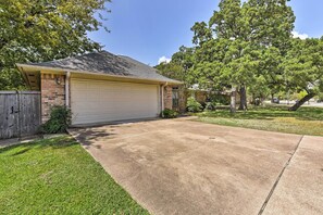 House (3 Bedrooms) | Interior - Cozy College Station Home w/ Patio and Fireplace (College Station)