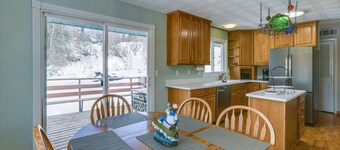 บ้านพักสำหรับการเช่าใน Anchorage ที่สบายด้วยระเบียงและเตาย่างแก๊ส