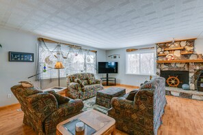 TV, books - Cozy Anchorage Vacation Rental w/ Deck, Gas Grill (Anchorage)