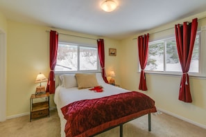 3 bedrooms, desk, laptop workspace, iron/ironing board - Cozy Anchorage Vacation Rental w/ Deck, Gas Grill (Anchorage)