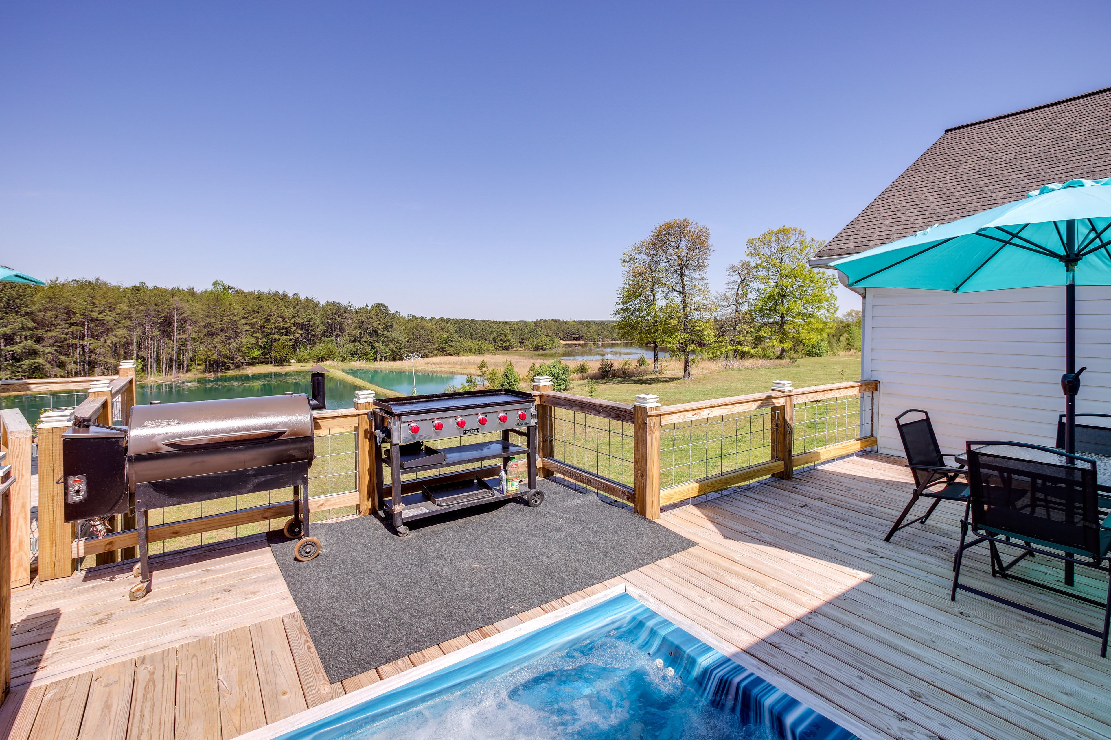 Cozy Alabama Retreat w/ Hot Tub, Near Ruby Falls!