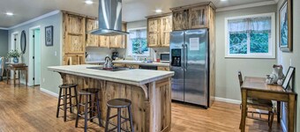 Coos Bay Retreat < 2 Mi to Marina & Casino!